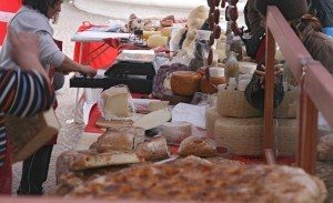 prodotti tipici mercato formaggio salumi