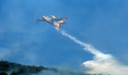 incendio canadair fuoco fiamme aereo