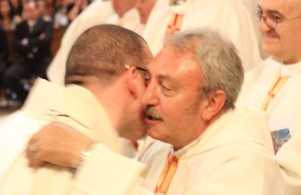 Commuovente l&#39;abbraccio con don Beniamino Resta, tornato dal Brasile per la cerimonia, sacerdote che ha accompagnato don Gabriele nei primi passi della sua ... - ordinazione-sacerdotale-di-don-Gabriele-Guerra-di-Sante-Marie-10-1024x663