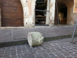 Masso contro la vetrina in piazza obelisco a Tagliacozzo