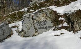 Scritte-sulle-rocce-del-sentiero-a-Vollavallelonga