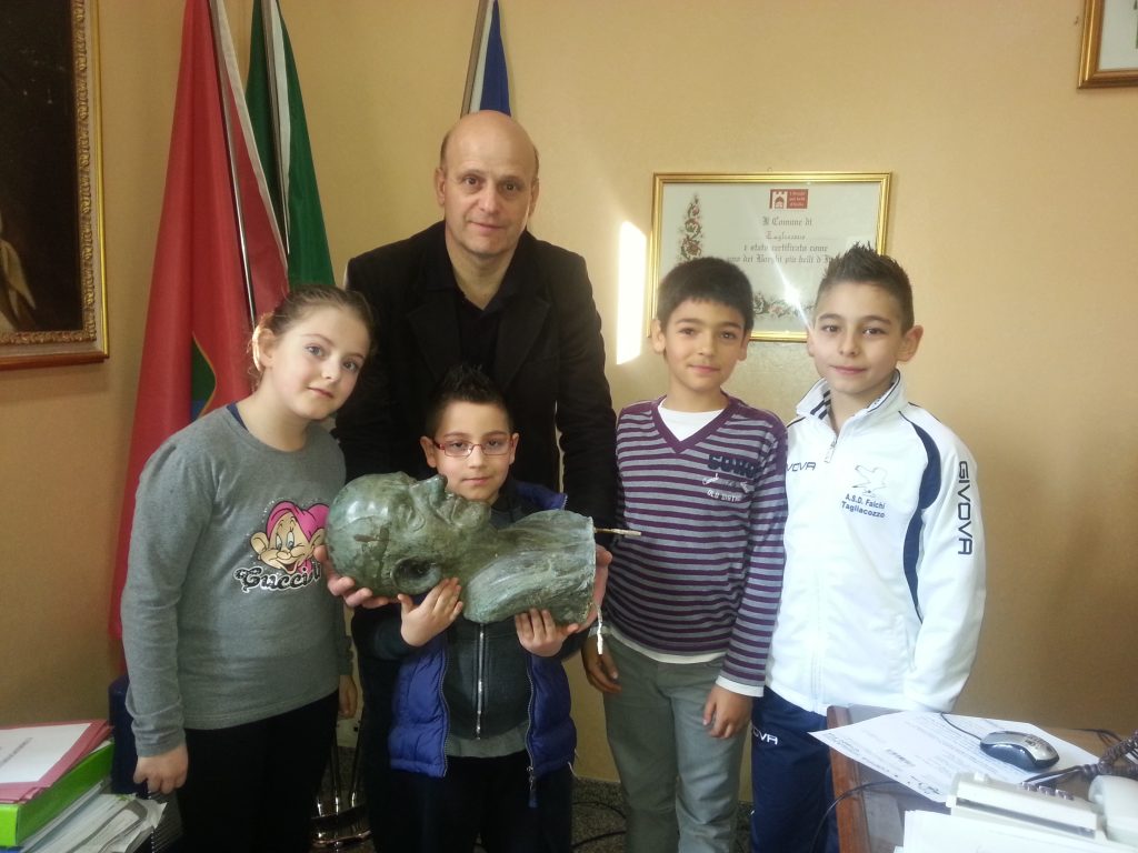 Busto Di Luigi Venturini Divelto E Gettato Tra I Rifiuti 4 Bambini Lo