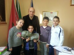 ritrovato il busto di Luigi Venturini da 4 bambini e consegnato al sindaco di Tagliacozzo