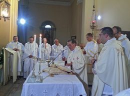 Parrocchia di Cappelle dei Marsi, arrivo in chiesa di don Ennio Grossi (4)