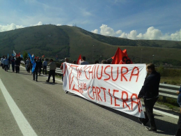 Proteste in autostrada contro la chiusura della cartiera Burgo di Avezzano