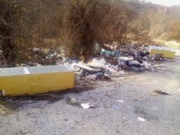 Discarica davanti al casello autostradale di Tagliacozzo