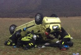 Incidente auto ribaltata vigili del Fuoco