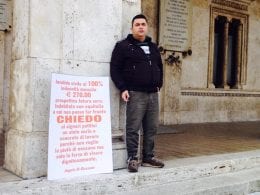 angelo di giacomo protesta incatenato davanti al comune di Avezzano (2)