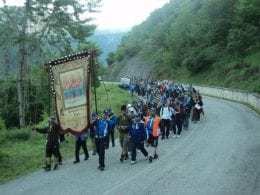 Pellegrini a piedi al  santuario della Santissima Trinità di Vallepietra (1)