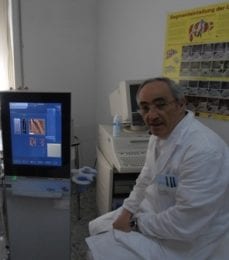 Il dr. Ranelli accanto al Fibroscan