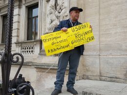 protesta tribunale contro usurai