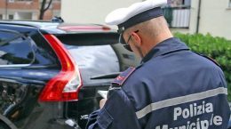 multe vigile che fa una multa polizia municipale locale