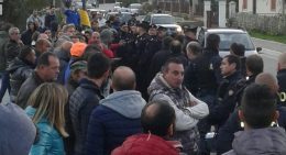 Protesta stabilimento acqua Santa Croce a Canistro, lavoratori