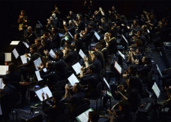 L'Orchestra Frets in un concerto con Stef Burns