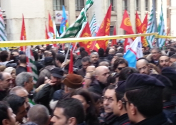 Manifestanti a Roma contro la chiusura della Micron 2