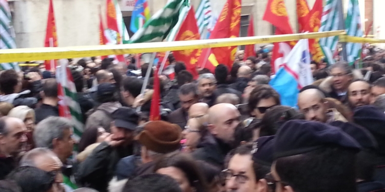 Manifestanti a Roma contro la chiusura della Micron 2