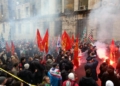 Manifestanti a Roma contro la chiusura della Micron 3