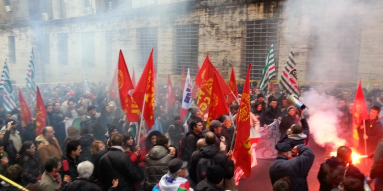 Manifestanti a Roma contro la chiusura della Micron 3