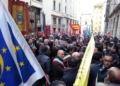 Manifestanti a Roma contro la chiusura della Micron 8