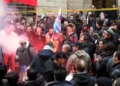 Manifestanti a Roma contro la chiusura della Micron 10