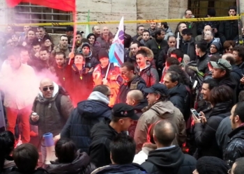 Manifestanti a Roma contro la chiusura della Micron 10