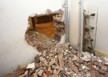 WCENTER 0TNJCJNIEA MASSIMO BARSOUM AGENZIA TOIATI Roma, furto in un negozio di videogiochi in via Tuscolana. I ladri si sono introdotti nella cantina del negozio passando tramite dei buchi fatti nelle mura del negozio d'intimo accanto MASSIMO BARSOUM / AGENZIA TOIATI