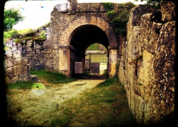 Ingresso dell'anfiteatro di Alba Fucens - foto tratta dal romanzo "Polvere di lago"