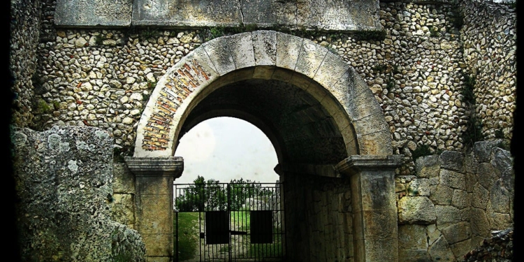 Ingresso dell'anfiteatro di Alba Fucens - foto tratta dal romanzo "Polvere di lago"