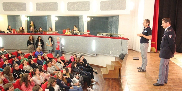 Lezione contro il bullismo al Teatro Talia