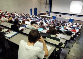 A picture made available 17 February 2014 shows students of the University of Geneva listening to a lecture in Geneva, Switzerland, 18 March 2004. The European Union has halted talks to include Switzerland in multi-billion euro research and education schemes in retaliation of last week's Swiss vote to impose limits on the movement of EU citizens across its borders. Participation in Horizon 2020 and Erasmus+ projects required a commitment to the free movement of people principle as they involve the transfer of researchers and students between states, the European Commission said on 16 February 2014.  ANSA /MARTIAL TREZZINI