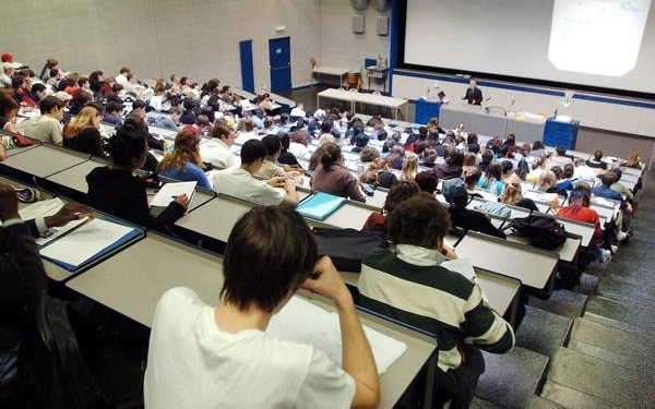 A picture made available 17 February 2014 shows students of the University of Geneva listening to a lecture in Geneva, Switzerland, 18 March 2004. The European Union has halted talks to include Switzerland in multi-billion euro research and education schemes in retaliation of last week's Swiss vote to impose limits on the movement of EU citizens across its borders. Participation in Horizon 2020 and Erasmus+ projects required a commitment to the free movement of people principle as they involve the transfer of researchers and students between states, the European Commission said on 16 February 2014.  ANSA /MARTIAL TREZZINI