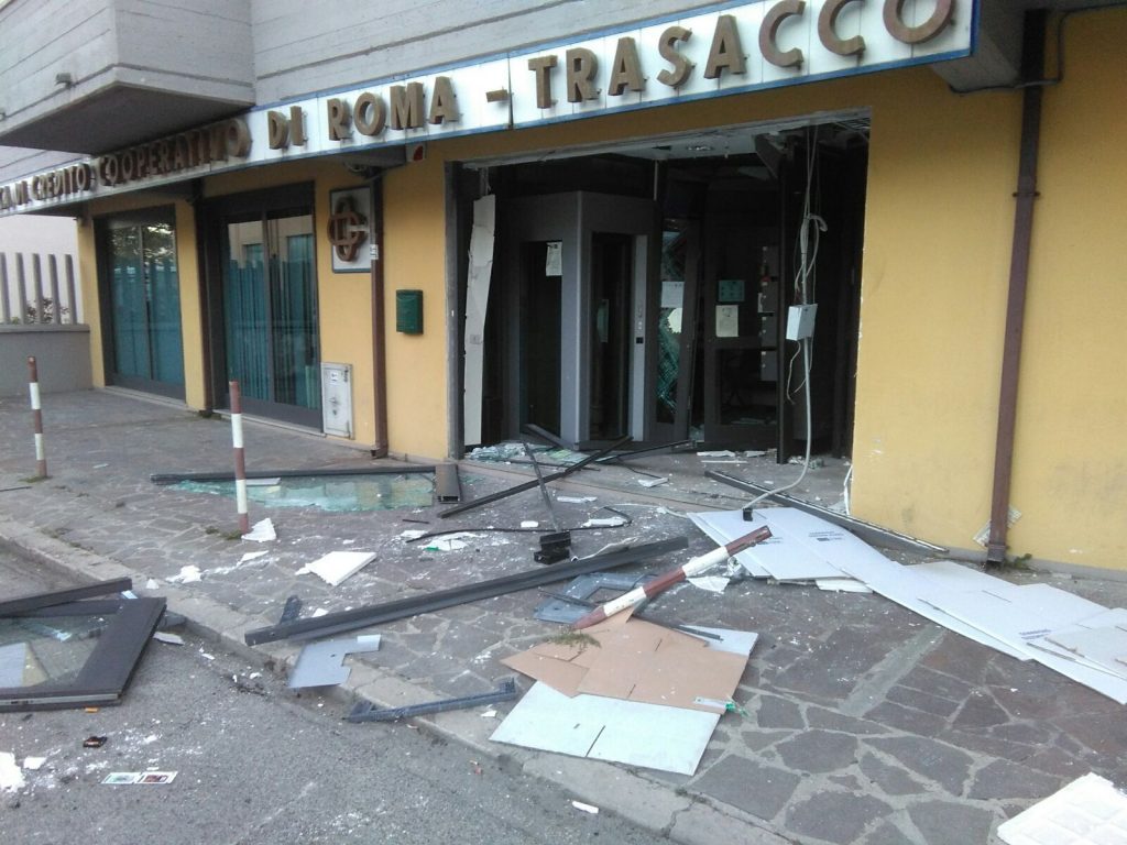 Trasacco Auto Ariete Sfonda Vetrata Della Banca Ladri In