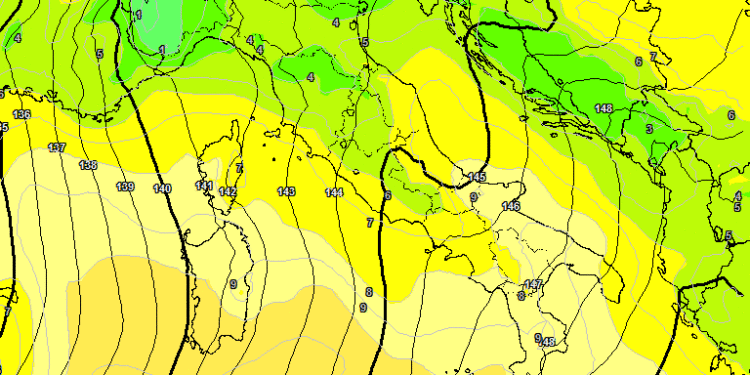 In figura la situazione ad 850 hpa prevista secondo GFS per la giornata di Sabato 6 Gennaio, l'Epifania. Temperature miti e venti da sud.