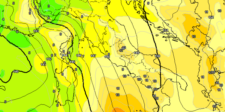 In figura la situazione ad 850 hpa prevista per la giornata di Domenica 8 Aprile. Venti da sud, apporteranno un aumento delle temperature anche sulla Marsica con valori sui 12°c, in un contesto di tempo abbastanza buono.