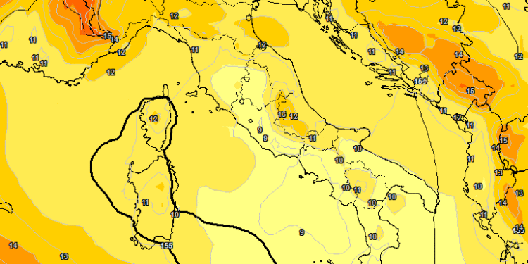 In alto, la situazione per Domenica 22 Aprile, ad 850 hpa. Sulla Marsica, giornata molto mite, soleggiata al mattino ma con qualche disturbo possibile nel pomeriggio.