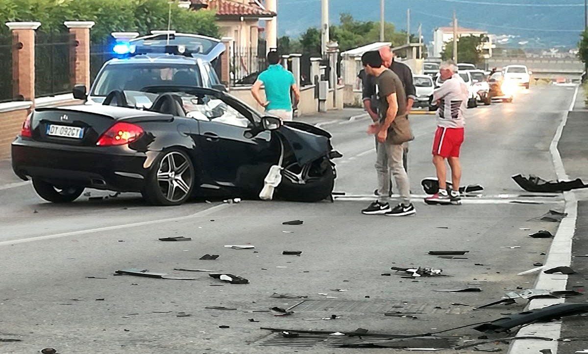 Violento Scontro Tra Auto E Scooter, Due Persone Sono Rimaste Ferite E ...