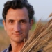L’attore-contadino Andrea Gherpelli nei suoi campi (foto Massimo Mantovani)