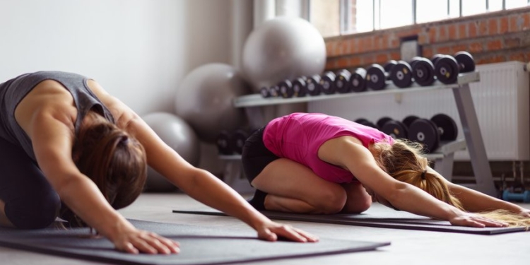 frauen im yoga-kurs