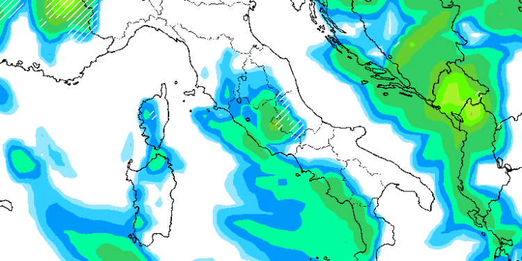 La possibile situazione per la notte tra Lunedì e Martedì. Al momento il modello GFS vede delle precipitazioni, che potranno assumere carattere nevoso sui rilievi intorno al fucino a quote intorno ai 1000 m.