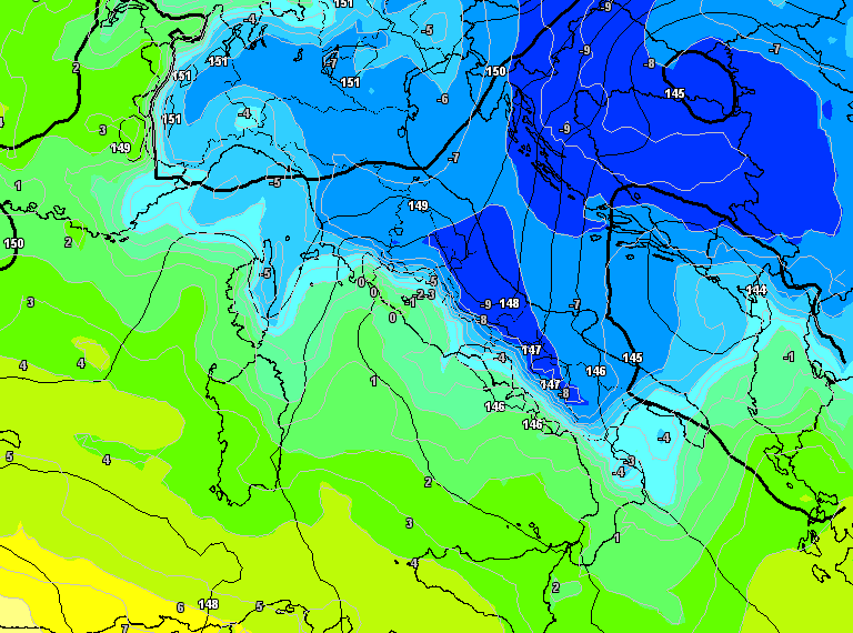 La situazione secondo GFS per Lunedì sera ad 850 hpa. Valori sui -8/-9°c ad 850 hpa ( una -35°c a 500 hpa). Più mite, seppur di poco, tra carseolano e Simbruini. Possibili nevicate, specie sui settori orientali.