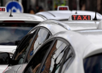 Alcuni taxi all'uscita della stazione Termini a Roma, 22 febbraio 2017.  ANSA / ETTORE FERRARI