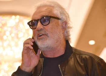 Flavio Briatore parla al telefono in occasione della consegna del premio giornalistico "E' giornalismo", Milano, 3 aprile 2019. ANSA/DANIEL DAL ZENNARO