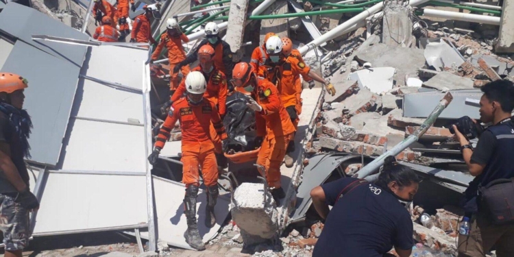epa07058086 A handout photo made available by the Indonesian National Search and Rescue Agency (BASARNAS) shows rescuers moving bodies of the victims after a 7.7 magnitude earthquake and tsunami in Palu, Central Sulawesi, Indonesia, 30 September 2018. According to reports, at least 384 people have died as a result of a series of powerful earthquakes that hit central Sulawesi and triggered a tsunami.  EPA/BASARNAS HANDOUT BEST QUALITY AVAILABLE HANDOUT EDITORIAL USE ONLY/NO SALES