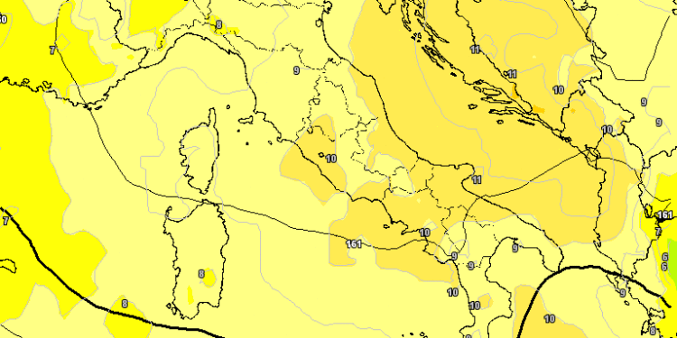 La situazione ad 850 hpa prevista da GFS per il mattino di Giovedì, a 120 ore. Clima molto mite su tutta l'Italia e quindi il comprensorio marsicano.