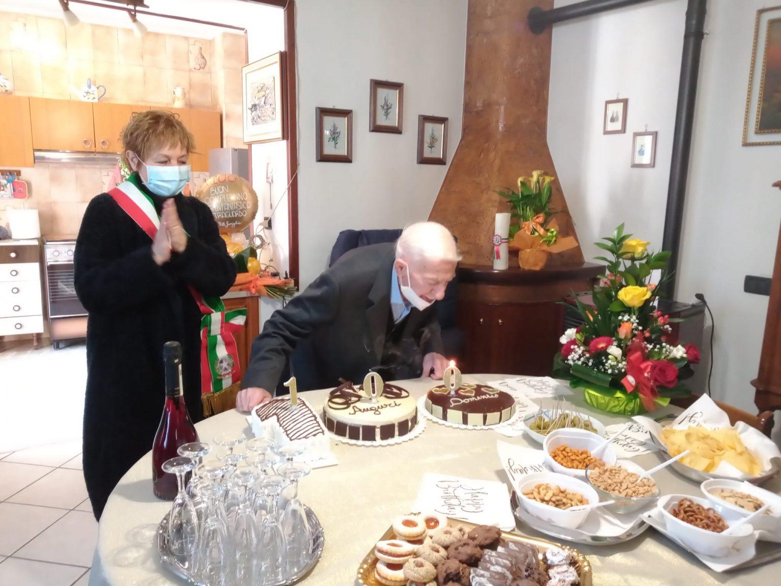 Luco dei Marsi festeggia i cento anni di Domenico D'Ignazio targa, pergamena e fiori dalla Luco dei Marsi festeggia i cento anni di Domenico D'Ignazio targa, pergamena e fiori dalla