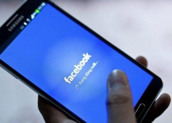 epa05011582 (FILE) A file picture dated 28 November 2013 shows a person using Facebook on his phone at a cafe in Hanoi, Vietnam. Facebook reported strong growth in earnings for the third quarter on 04 November 2015, with net profits up about 11 percent year-on-year to 896 million US dollar. The world's largest social network continued to grow in the quarter that ended 30 September, boosting advertising revenue with user traffic. Facebook said it had 1.55 billion monthly active users, including more than one billion who logged on every day - an increase of 17 percent from the same period in 2014. Advertising generates more than 90 percent of earnings for the company, based in the Menlo Park, California, and in the third quarter mobile's share of that take grew to 78 percent from 66 percent the year before. Nearly nine out of 10 daily users logged in over smartphones. The company invested 780 million US dollar in the third quarter in projects to bring billions more users online in the developing world and in work on the Oculus Rift virtual reality glasses. Zuckerberg said one of Facebook's long-term goals is to 'connect the entire world.'  EPA/LUONG THAI LINH