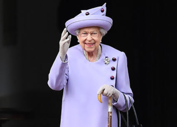 (FILES) In this file photo taken on June 28, 2022 Britain's Queen Elizabeth II waves as she attends an Armed Forces Act of Loyalty Parade at the Palace of Holyroodhouse in Edinburgh, Scotland. - The doctors of Queen Elizabeth II, 96, are "concerned" about her health and "have recommended that she be placed under medical supervision" at her castle in Balmoral, Scotland, Buckingham Palace said on September 8, 2022. "Following a further assessment this morning, the Queen's doctors are concerned for Her Majesty's health and have recommended that she remains under medical supervision. The Queen continues to be comfortable and at Balmoral," the palace said in a brief statement. (Photo by ANDY BUCHANAN / AFP)