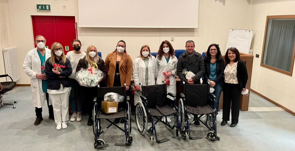 L Associazione I Girasoli Dona Tre Carrozzine E Copripic All Ospedale Di Avezzano Foto