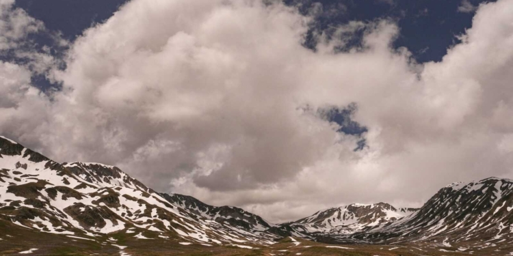 Foto Marco Alpozzi  / LaPresse 12 Maggio 2023 - Capua, Italia - Sport - Ciclismo - Giro d’Italia 2023 - Edizione 106 - Tappa 7 - Capua - Gran Sasso d'Italia (Campo Imperatore) Nella foto:  La salita a Campo Imperatore 

May 12, 2023 Capua, Italy - Sport - Cycling - Giro d’Italia 2023 - 106th Edition - Stage 7 - Capua - Gran Sasso d'Italia (Campo Imperatore) In the pic:  to Campo Imperatore