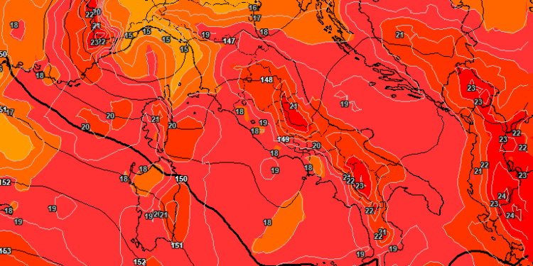 La situazione ad 850 hpa prevista da GFS per le ore 14:00 di Martedì 1 Agosto. Cielo poco nuvoloso e temperature che tuttavia rimarrà stazionaria (+21°c ad 850 hpa)